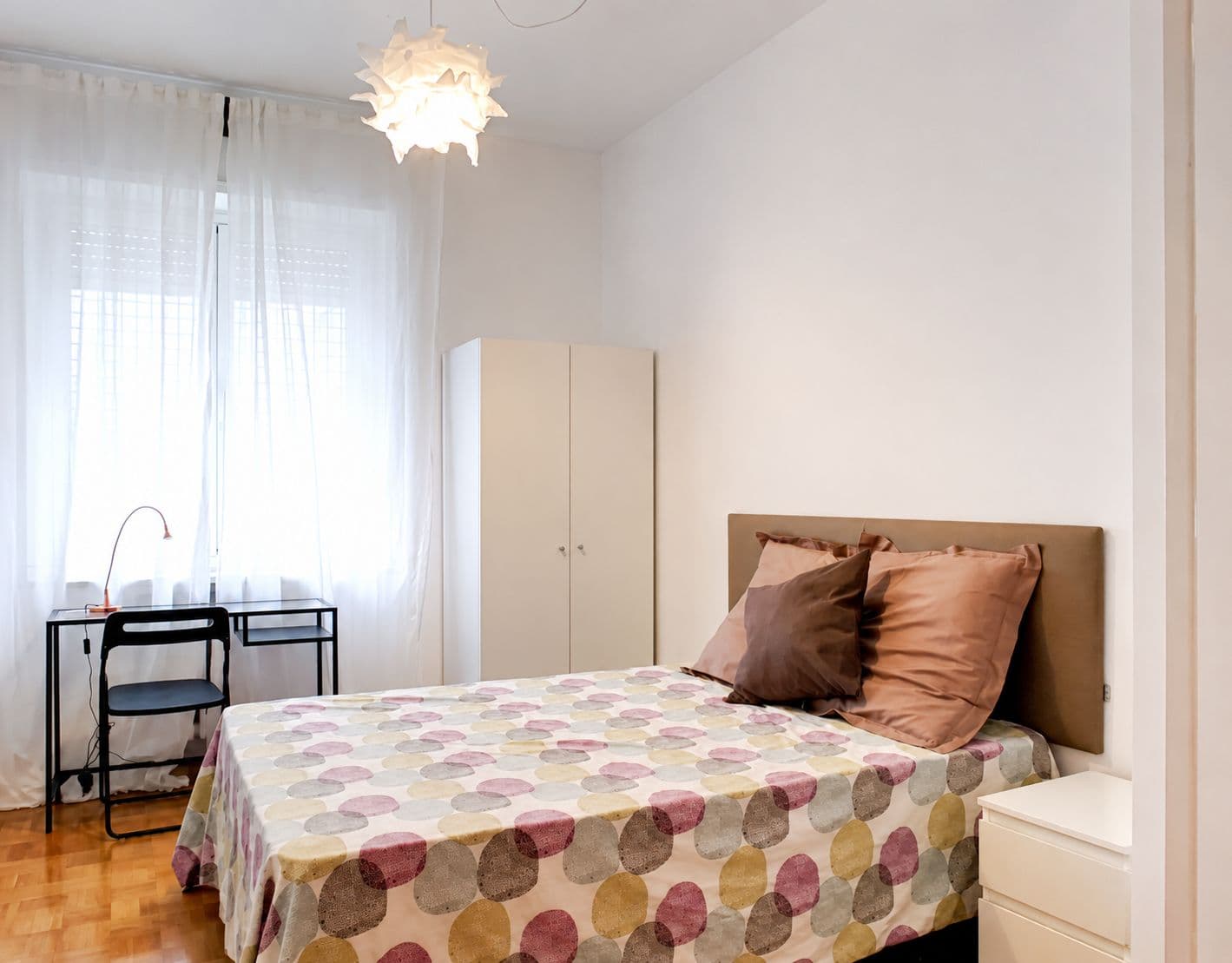 Habitación con todos los gastos incluidos en piso compartido de 8 habitaciones en Castillejos